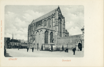 242 Gezicht op de Domkerk (Munsterkerkhof) te Utrecht met op de voorgrond het standbeeld Jan van Nassau.N.B.: In 1912 ...